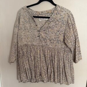 Monoreno Gray and Cream Floral V-Neck Smocked Tunic